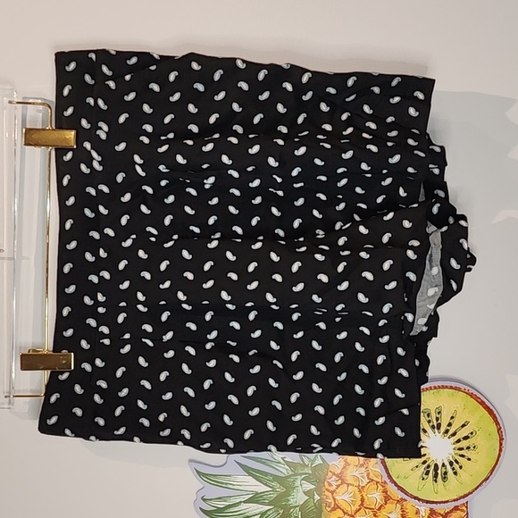 Torrid - 3.5 Inch Challis Short in Petite Paisley Deep Black & White - Picture 2 of 12